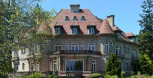 many bedrooms photo of rear of pittock mansion commons credit to wikimedia m