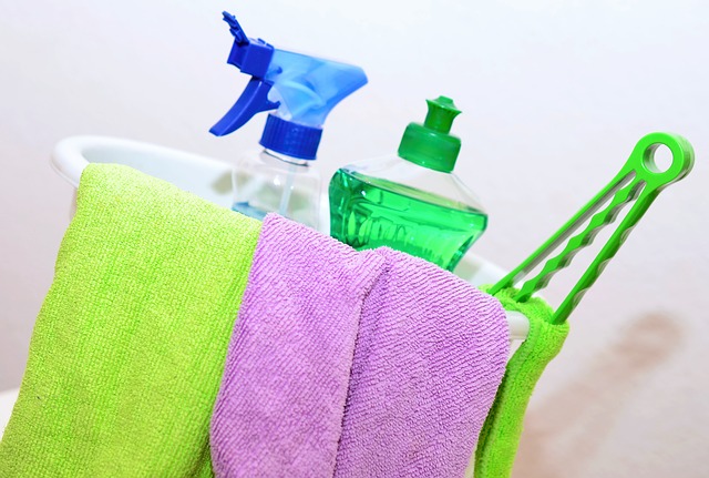 Cleaning hacks bucket of spray cleaner dish soap cleaning cloths