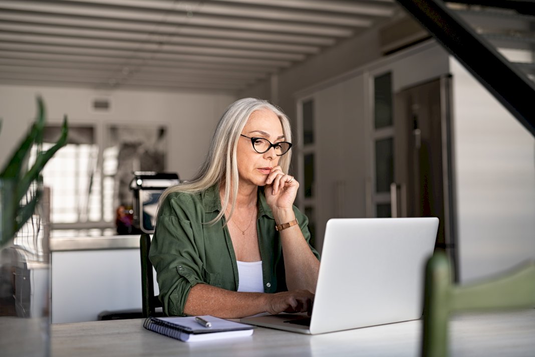 woman researching on computer how it downtimes affect business