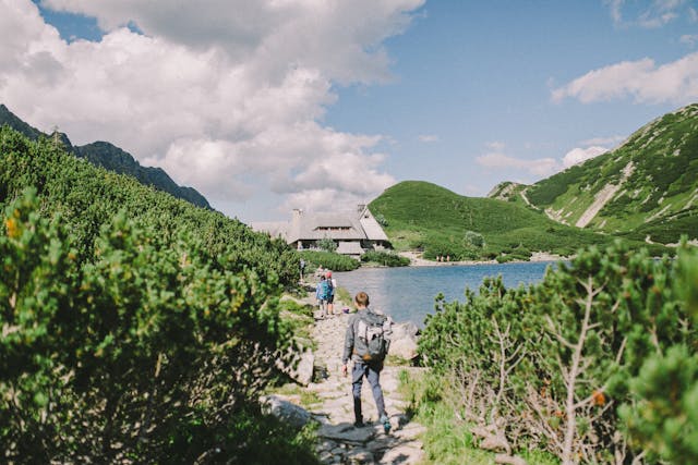 Coming home from holiday can feel so difficult and something you just don’t want to do. Thankfully, here are a few things to make it easier. family hiking along water trail in beautiful valley